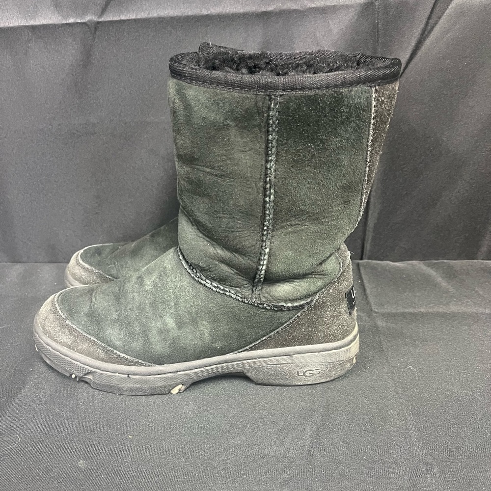 Black Womens ugg boots sz 7 (2680)